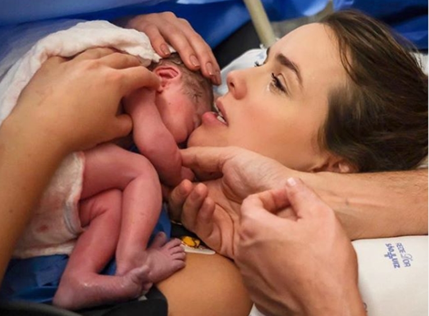 Thaeme Mariôto ao lado da filha Liz