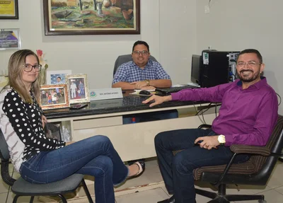 Afonsinho recebe em seu gabinete prefeito Padre Walmir e secretária Maria Santana