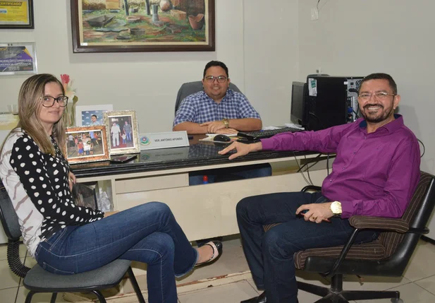 Afonsinho recebe em seu gabinete prefeito Padre Walmir e secretária Maria Santana