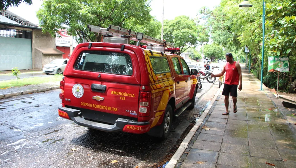 Equipe composta por seis mergulhadores estão no local