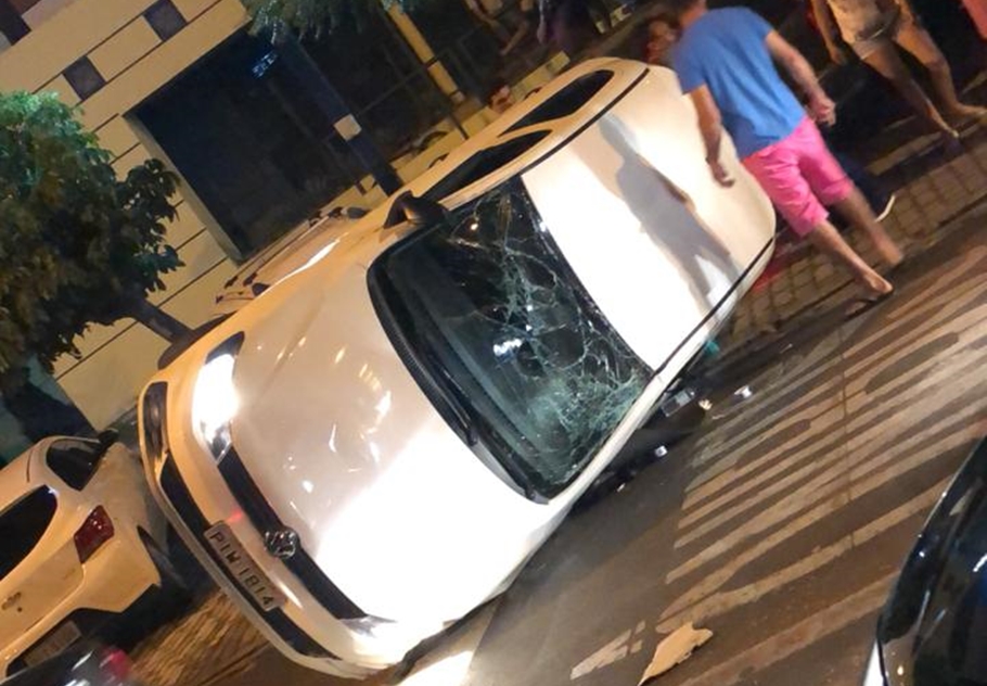 Veículo ficou atravessado na pista