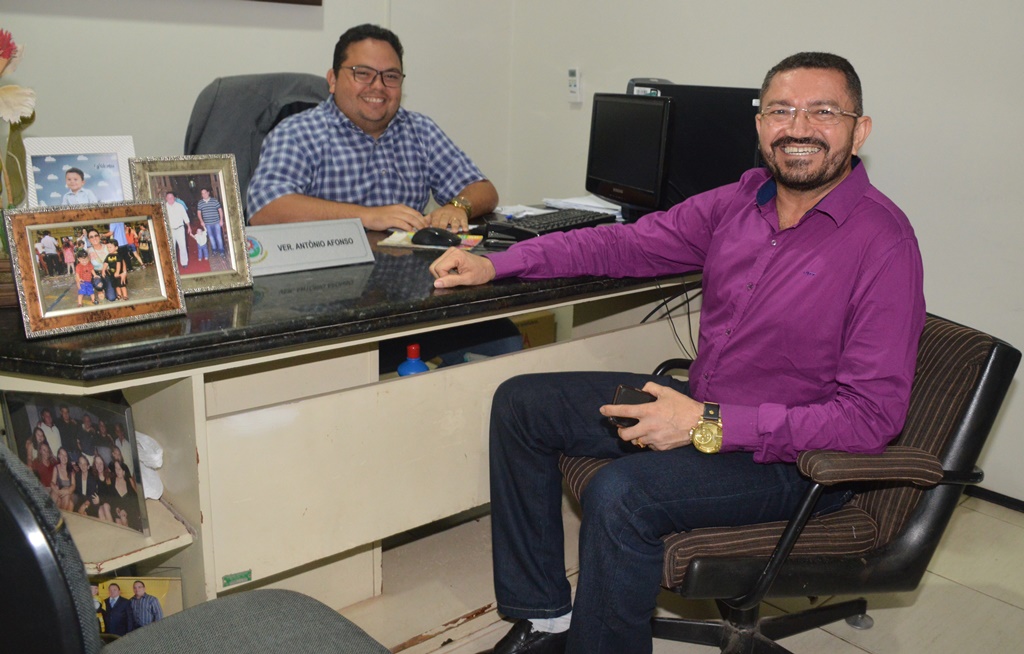 Vereador Afonsinho convesa com prefeito Padre Walmir
