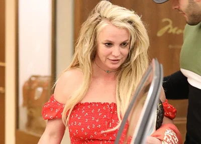 Britney Spears saindo da clínica para passar a Páscoa com o namorado