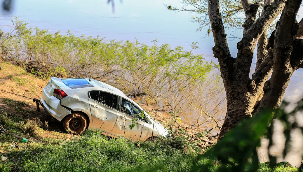 Carro que caiu no rio Parnaíba