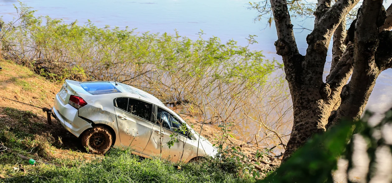 Carro que caiu no rio Parnaíba