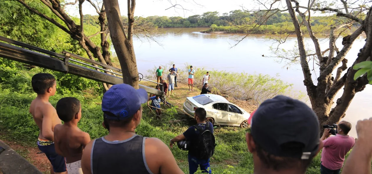 Carro resgatado pelo Corpo de Bombeiros no Rio Parnaíba