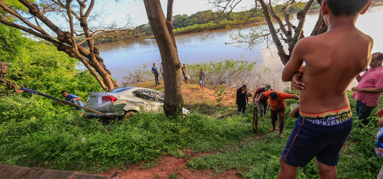 Corpo de bombeiros resgatando o carro que caiu no rio 