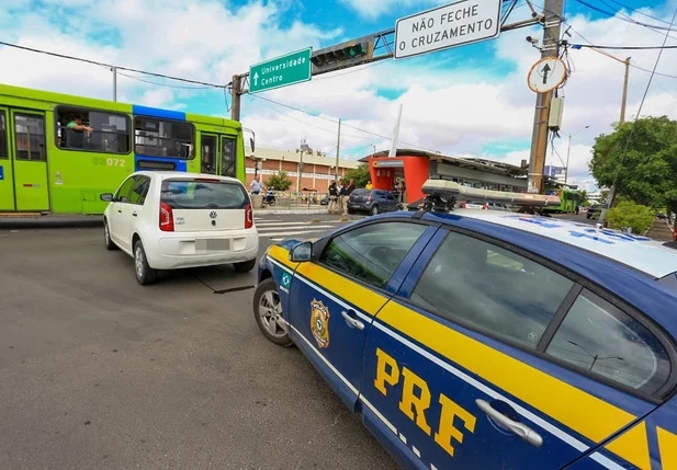 Colisão entre carros na Avenida João XXIII