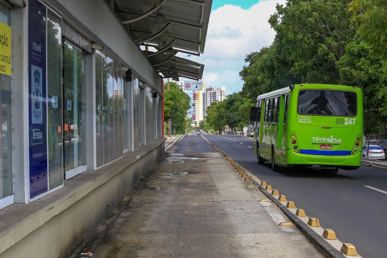 O carro invadiu o corredor da estação