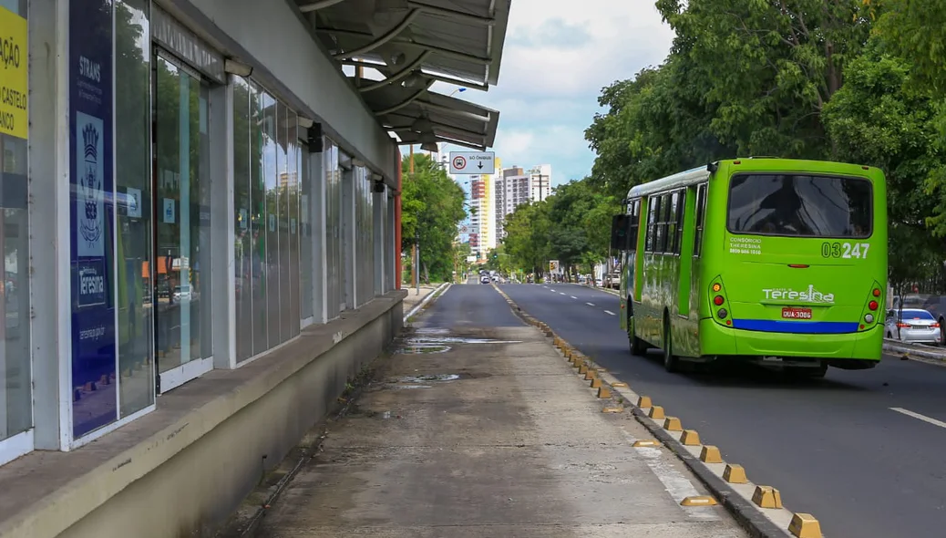 O carro invadiu o corredor da estação