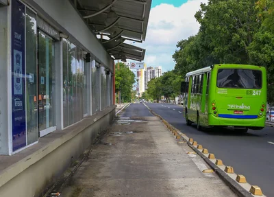 O carro invadiu o corredor da estação
