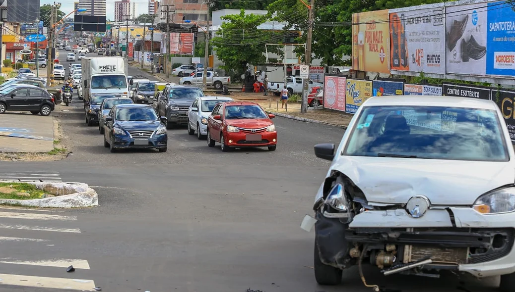 O Volkswagen Up vinha no sentido Jóquei - São João