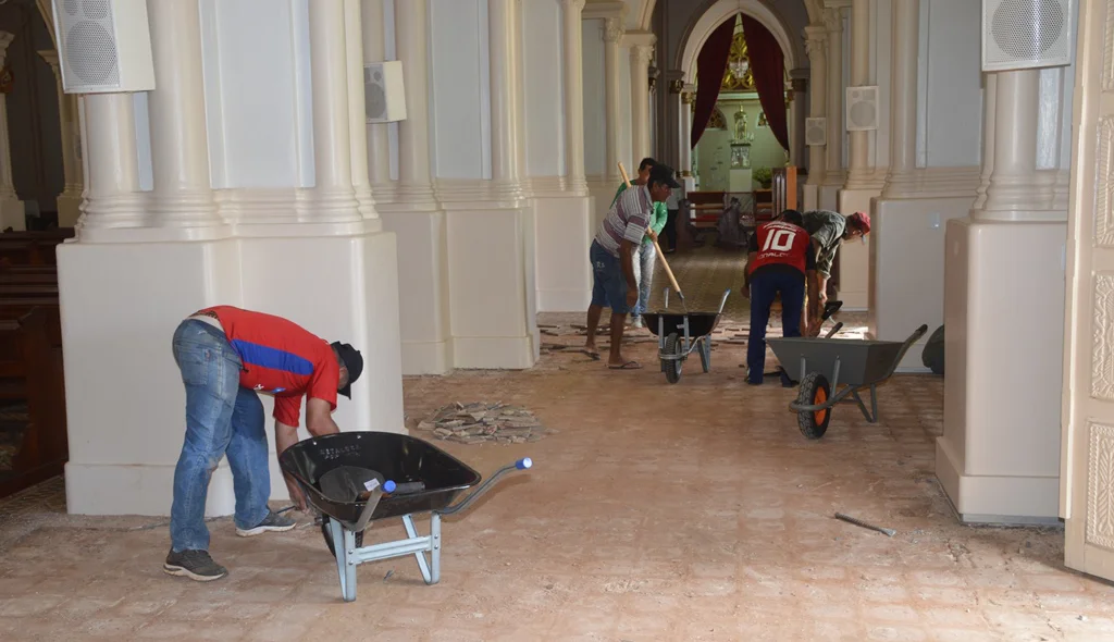 Operários trabalham na remoção do piso velho