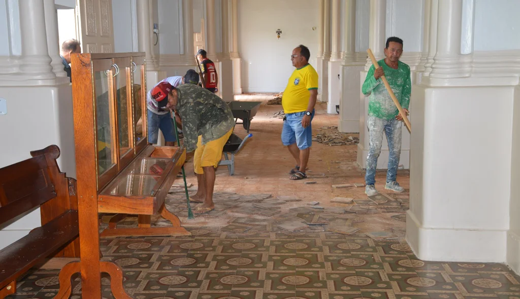 Trabalhadores retiram piso velho da Catedral de Picos