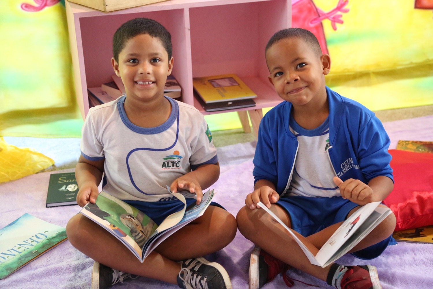 Crianças de Altos recebem kits de incentivo à leitura