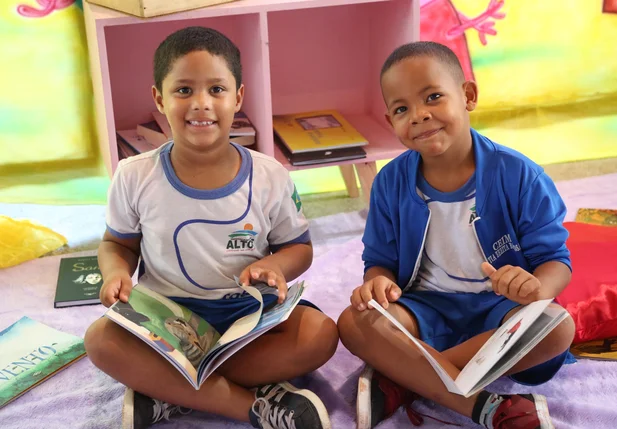 Crianças de Altos recebem kits de incentivo à leitura