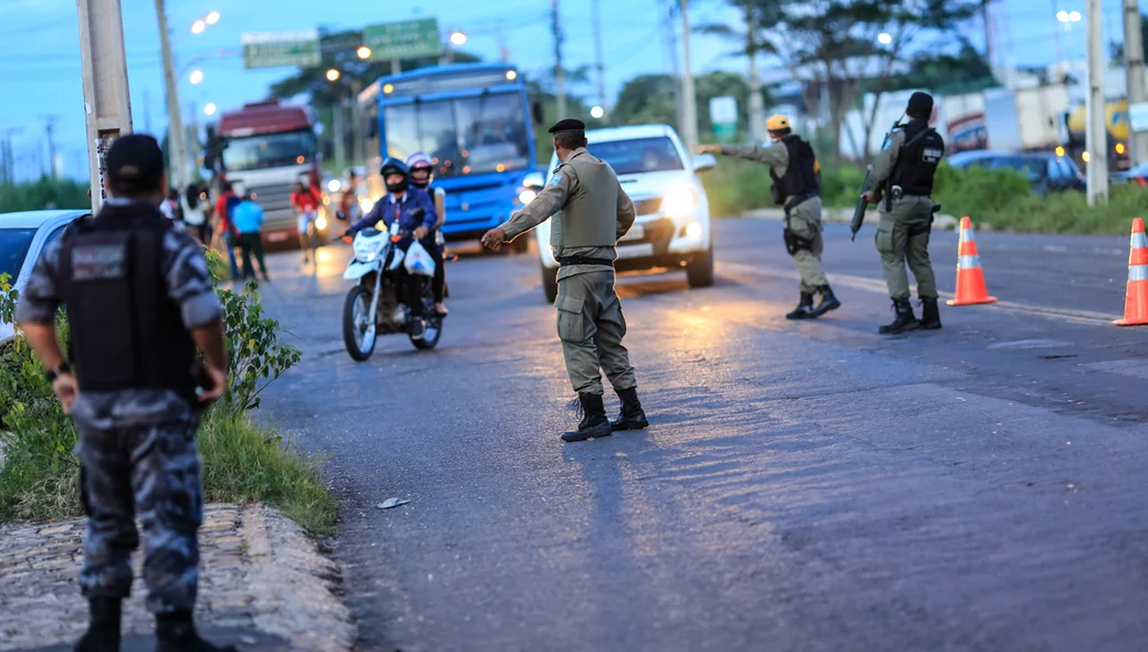 Policiais Militares parando os veículos 