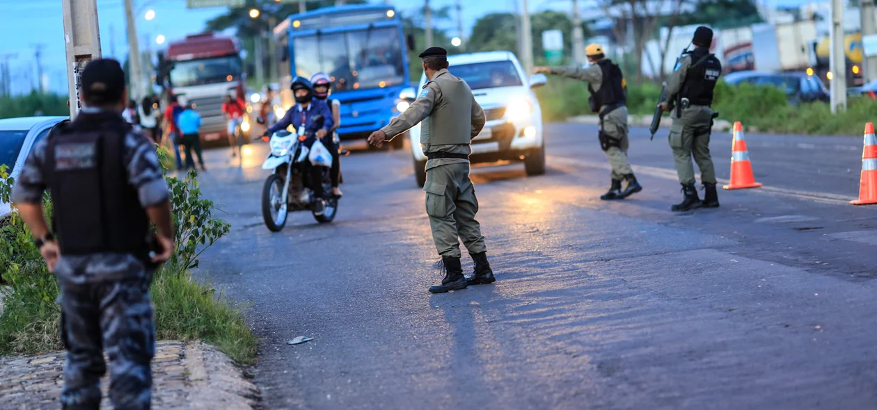Policiais Militares parando os veículos 