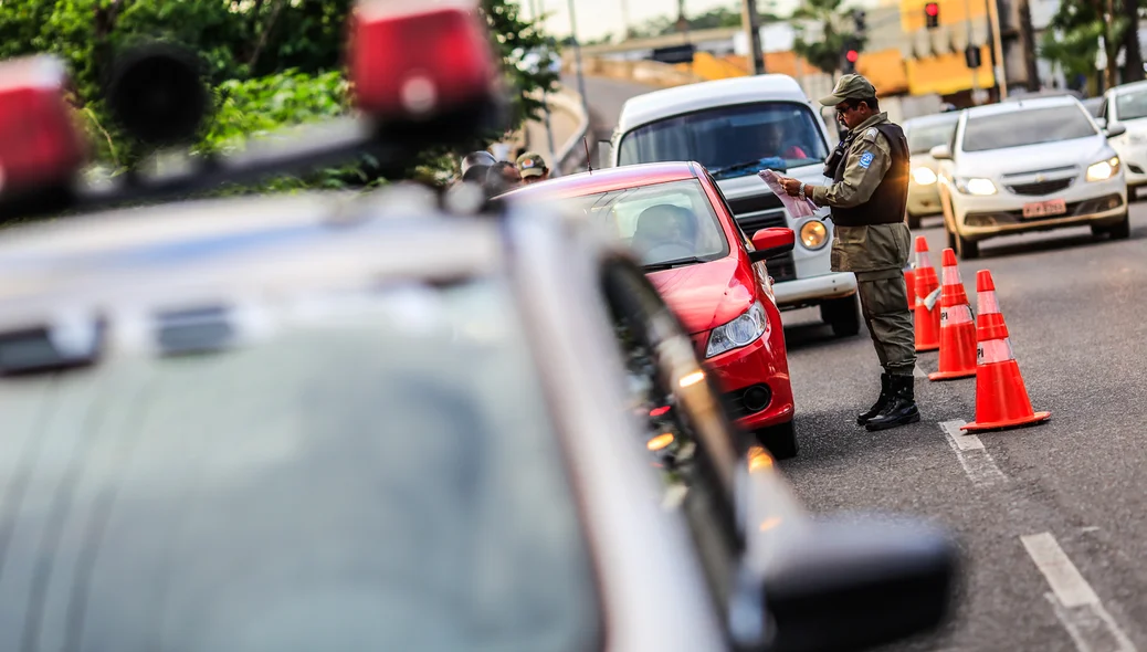 Policial militar fiscalizando