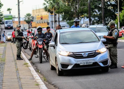 Veículos parados para fiscalização