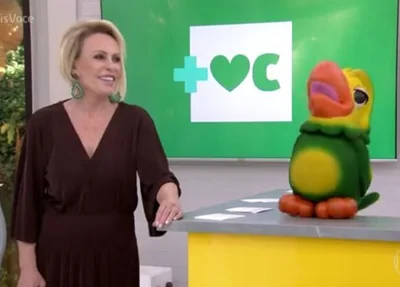 Ana Maria Braga brinca com papagaio