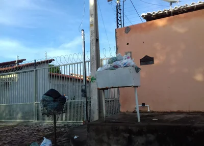 Lixo se acumula nas calçadas