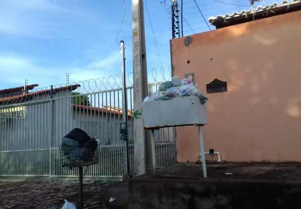 Lixo se acumula nas calçadas
