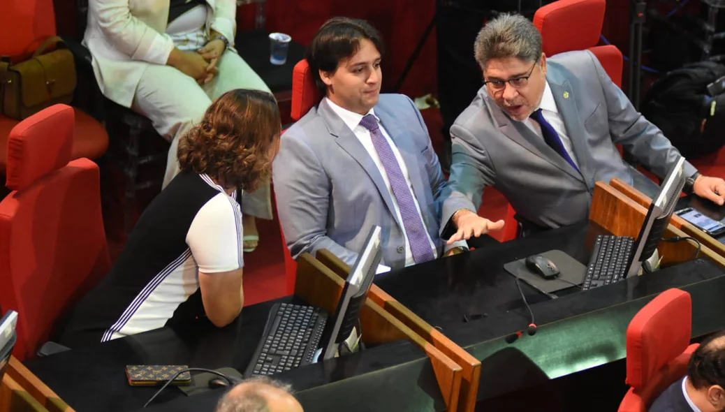 Deputados em solenidade de Hamilton Mourão