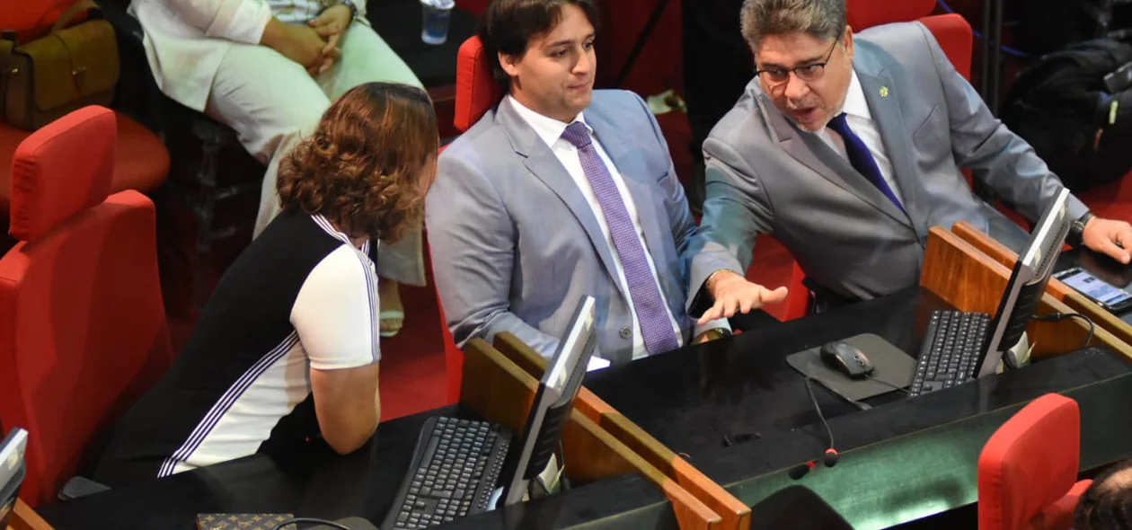 Deputados em solenidade de Hamilton Mourão