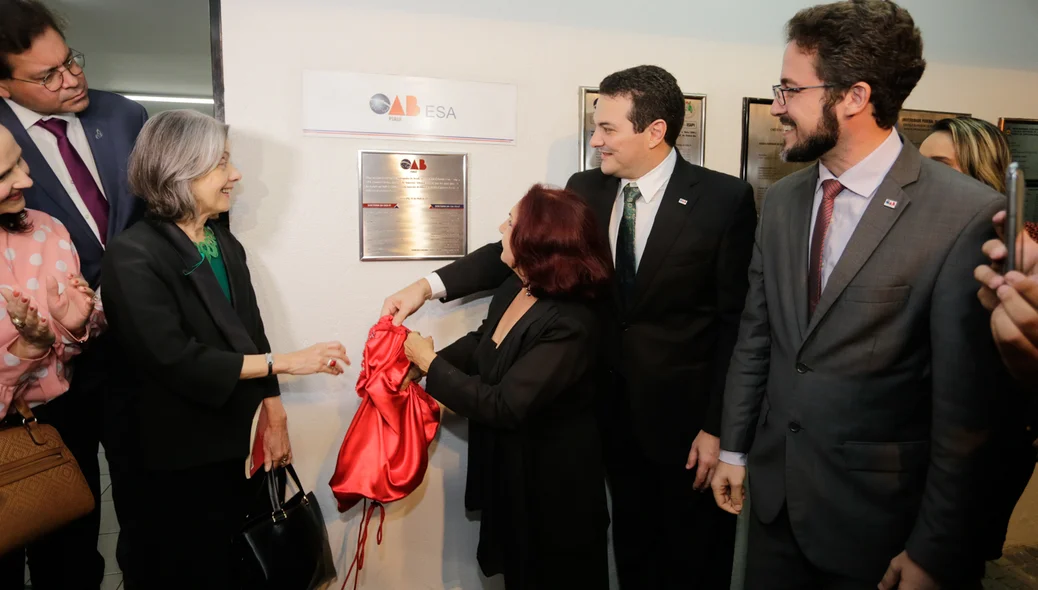 Descerramento da placa na OAB 