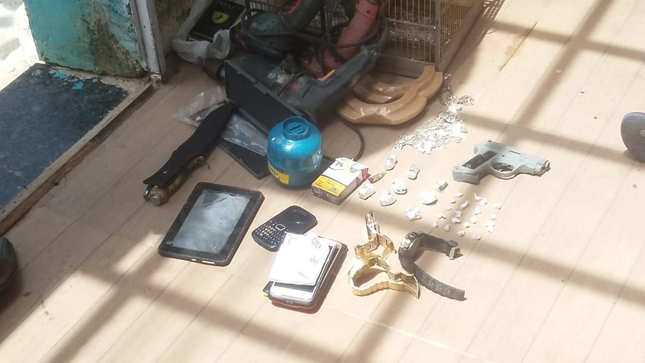 Drogas e materiais apreendidos na casa