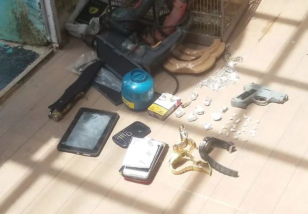 Drogas e materiais apreendidos na casa