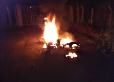 Motocicleta incendiada