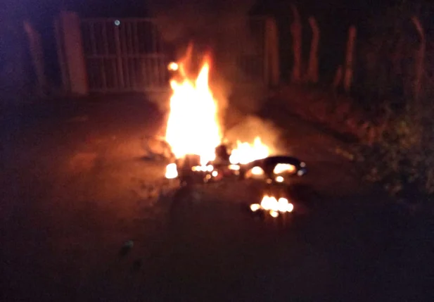 Motocicleta incendiada