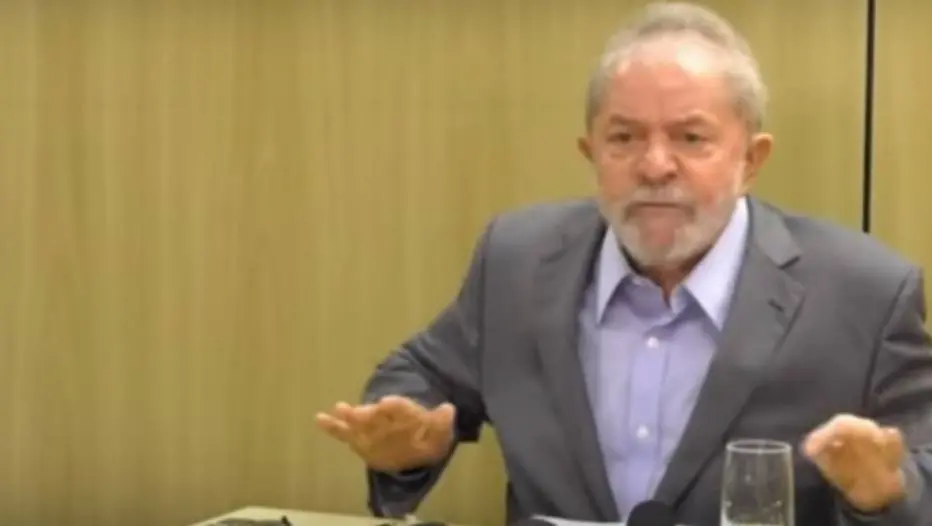 O ex-presidente Lula durante entrevista aos jornais Folha de S.Paulo e El País na sede da PF em Curitiba 