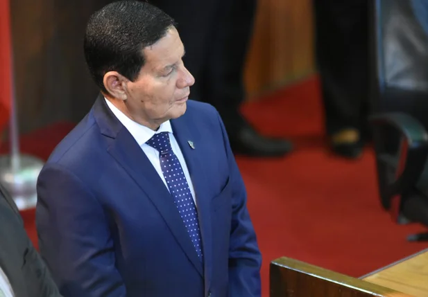 Hamilton Mourão recebe título de cidadão piauiense na Alepi