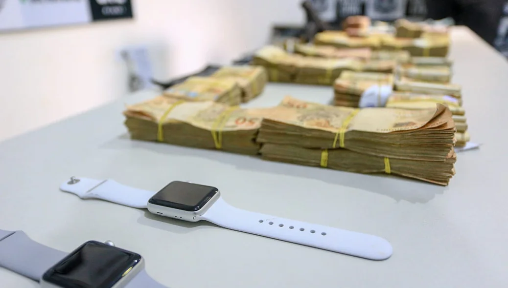 Objetos de luxo também foram apreendidos 