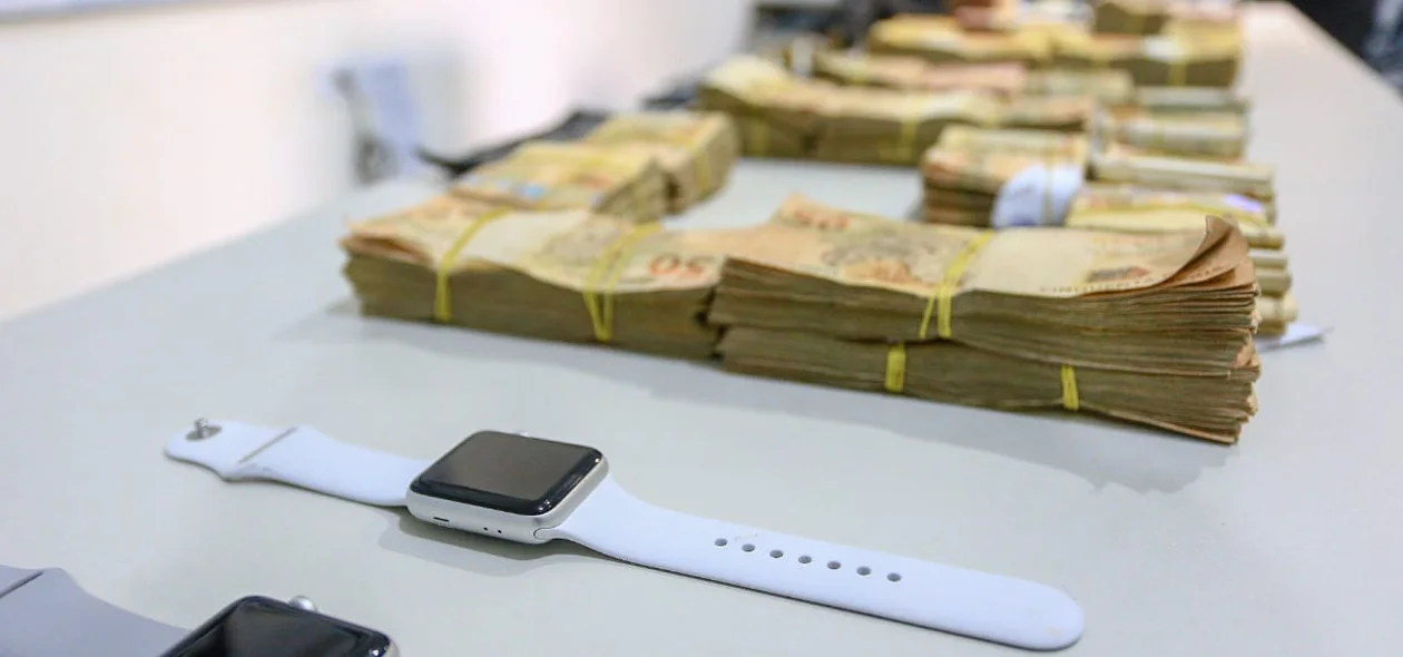 Objetos de luxo também foram apreendidos 