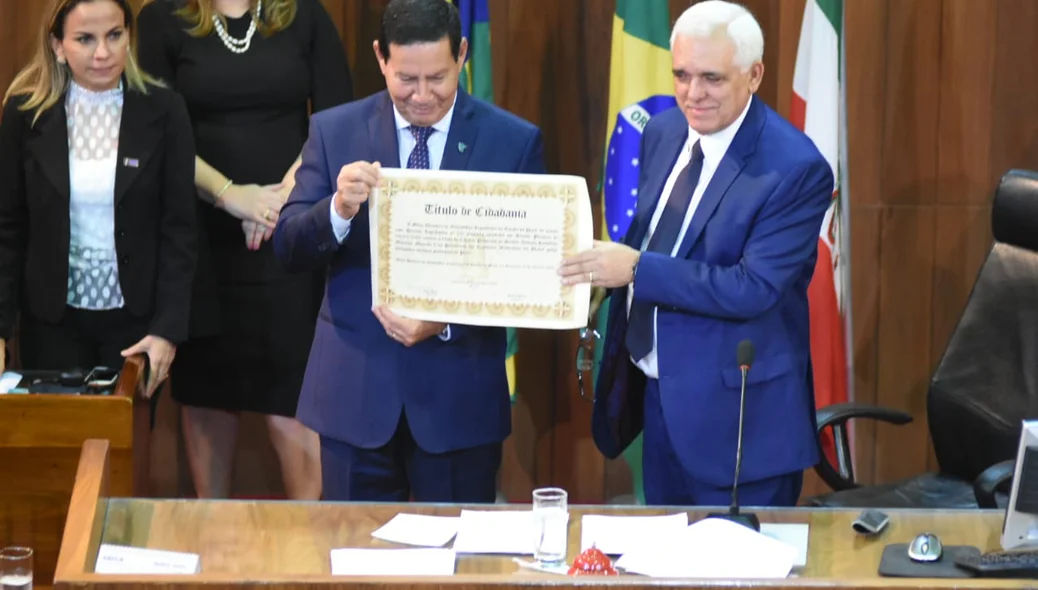 Vice-presidente Hamilton Mourão recebe título de cidadão piauiense do deputado Themístocles