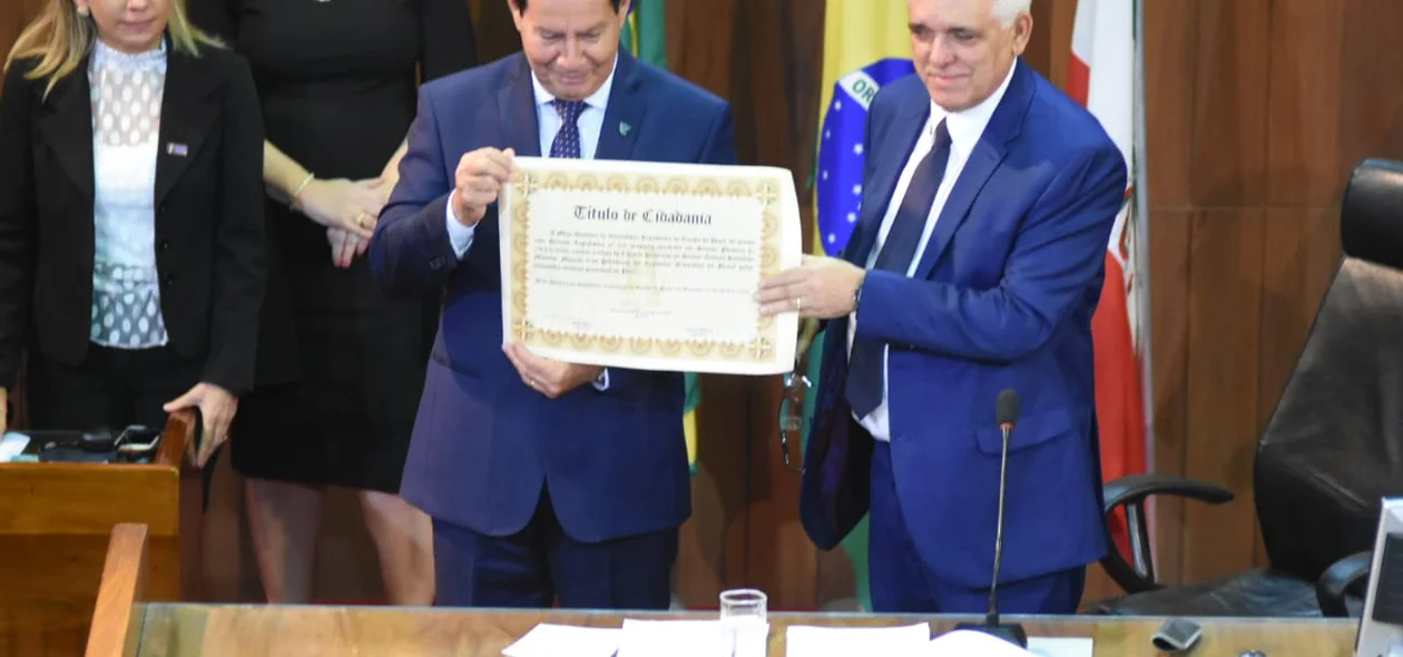 Vice-presidente Hamilton Mourão recebe título de cidadão piauiense do deputado Themístocles