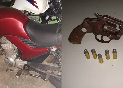 Motocicleta e arma apreendida com os suspeitos