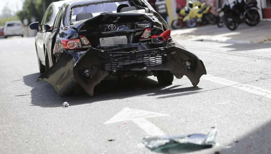 Traseira do Corolla ficou destruída