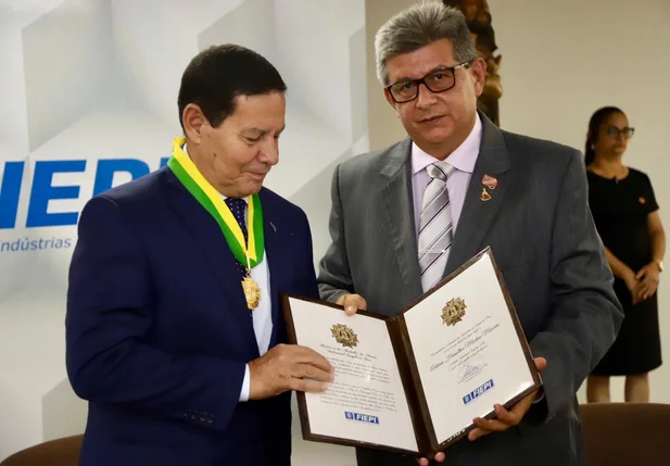 Zé Filho entrega honraria a Vice-Presidente General Hamilton Mourão