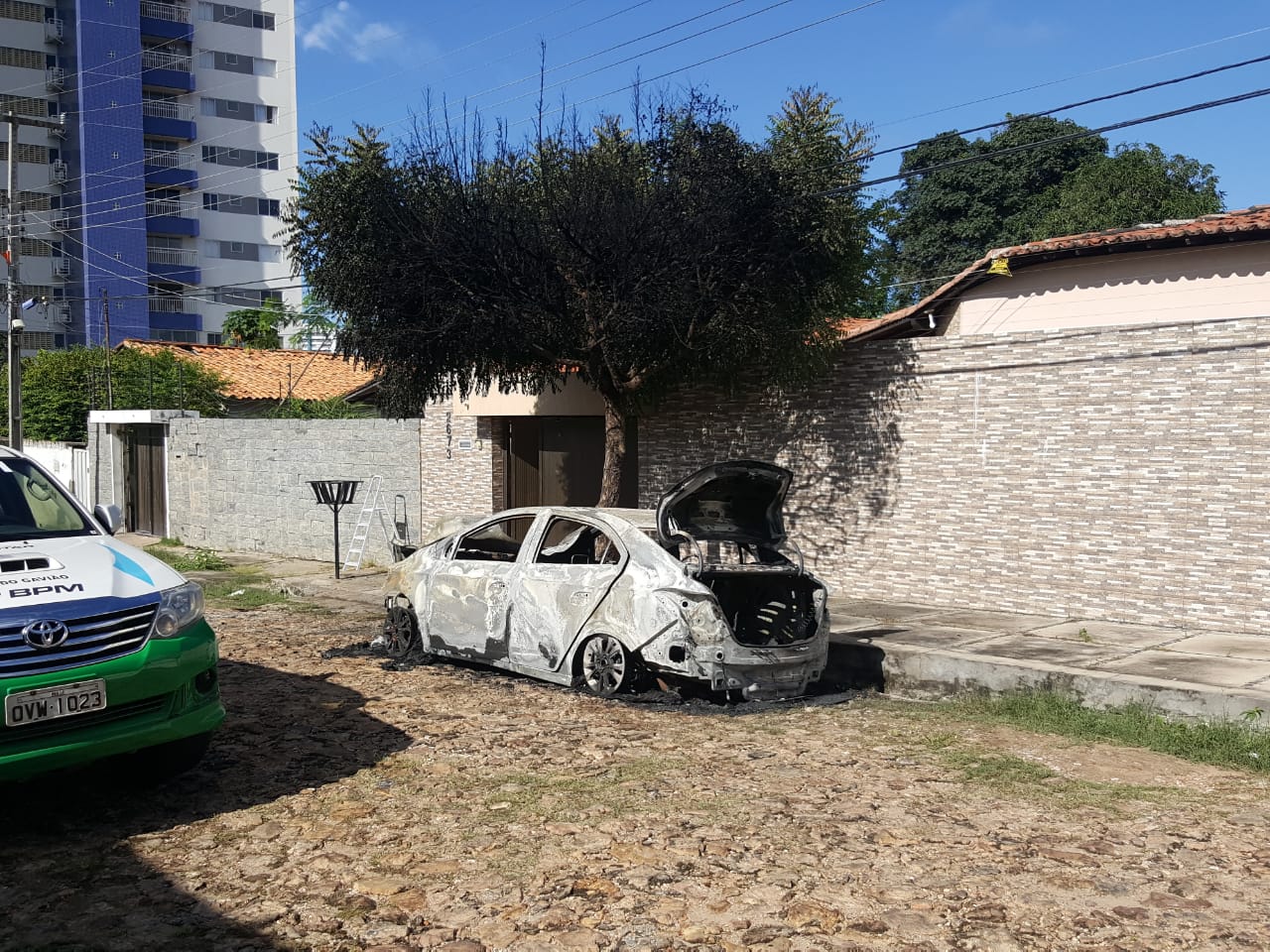 Dois indivíduos atearam fogo em um veículo na zona leste de Teresina