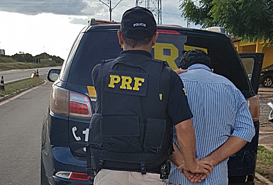 Acusado sendo preso pela PRF-PI