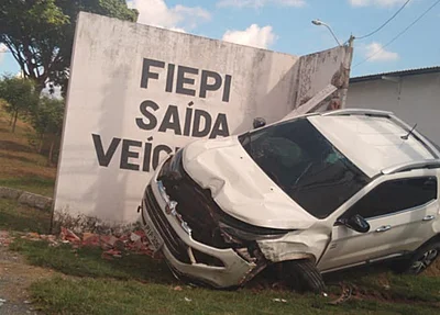Veículo colidiu em muro após se envolver em acidente