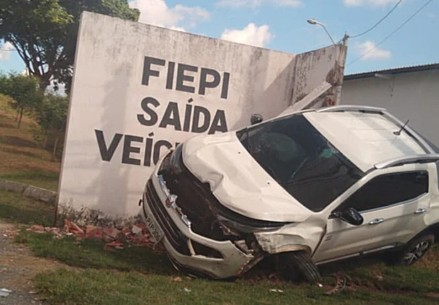 Veículo colidiu em muro após se envolver em acidente