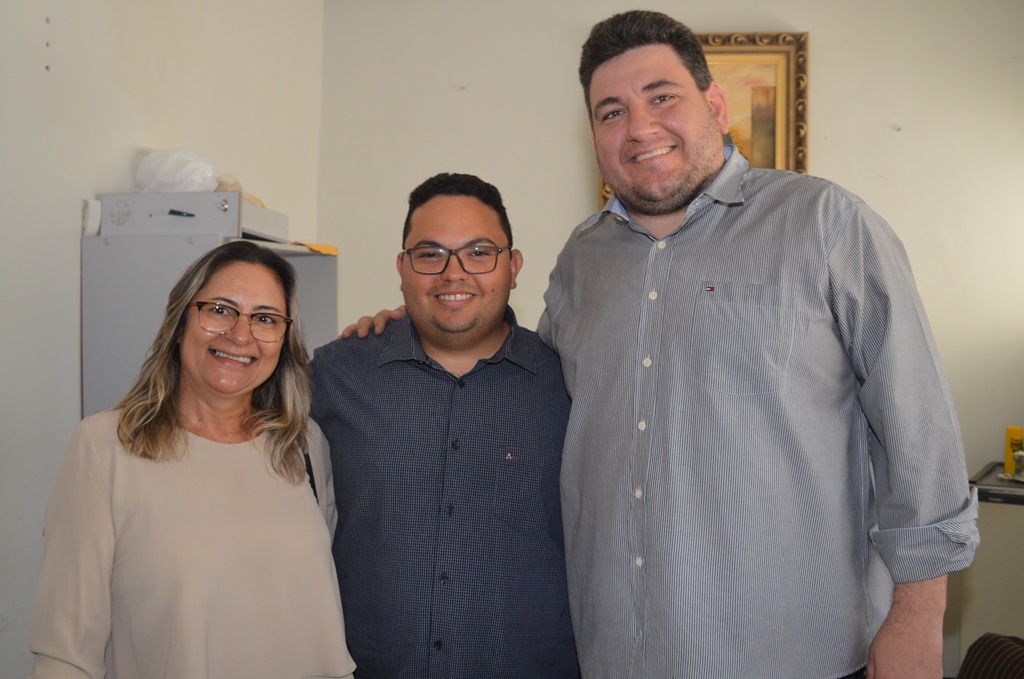Afonsinho recebe cumprimentos dos colegas Hugo Victor (MDB) e Valdívia Santos (PRP)