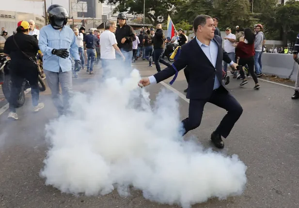 Civis e miliares que declararam apoio a Juan Guaidó se envolvem em conflito perto da base aérea de La Carlota, em Caracas 