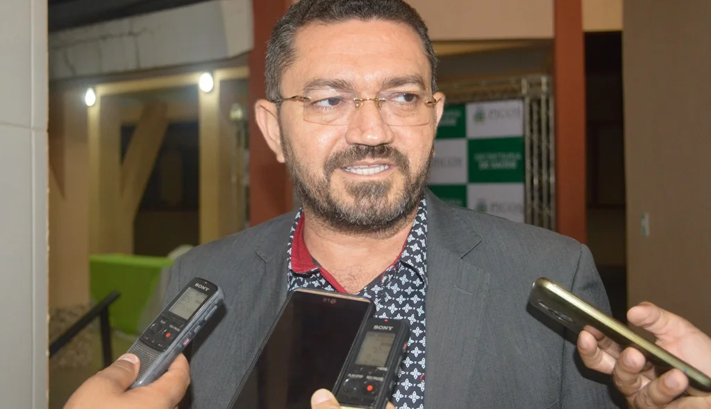 Padre Walmir promove remanejamento de secretários